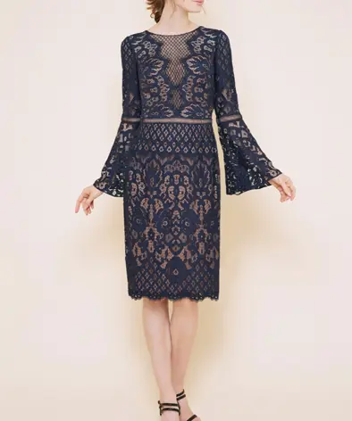 ネイビー ベルスリーブ レースミディアムドレス（約10万円）