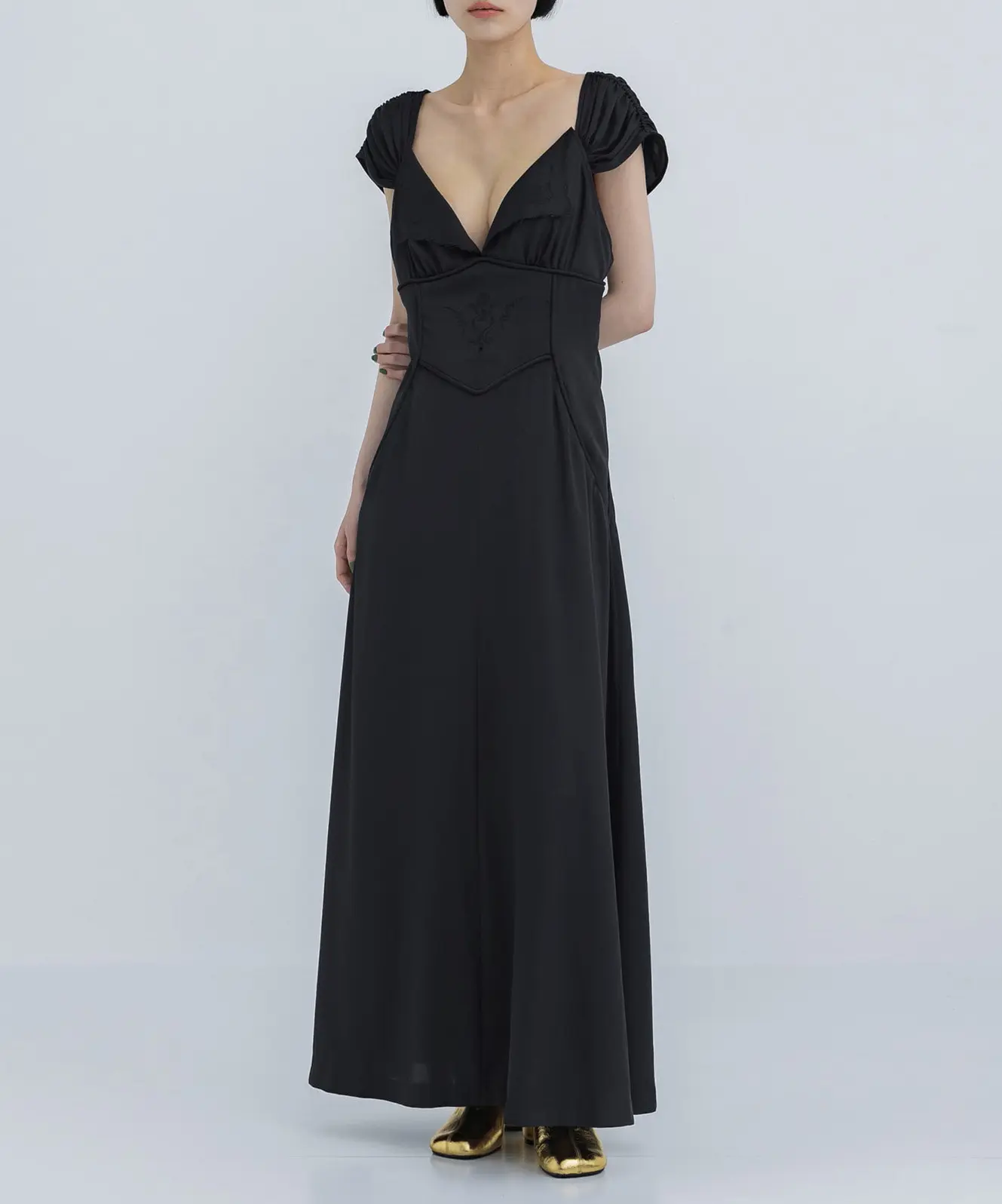 EMBROIDERED V-NECK MIDI DRESS（約8万円）