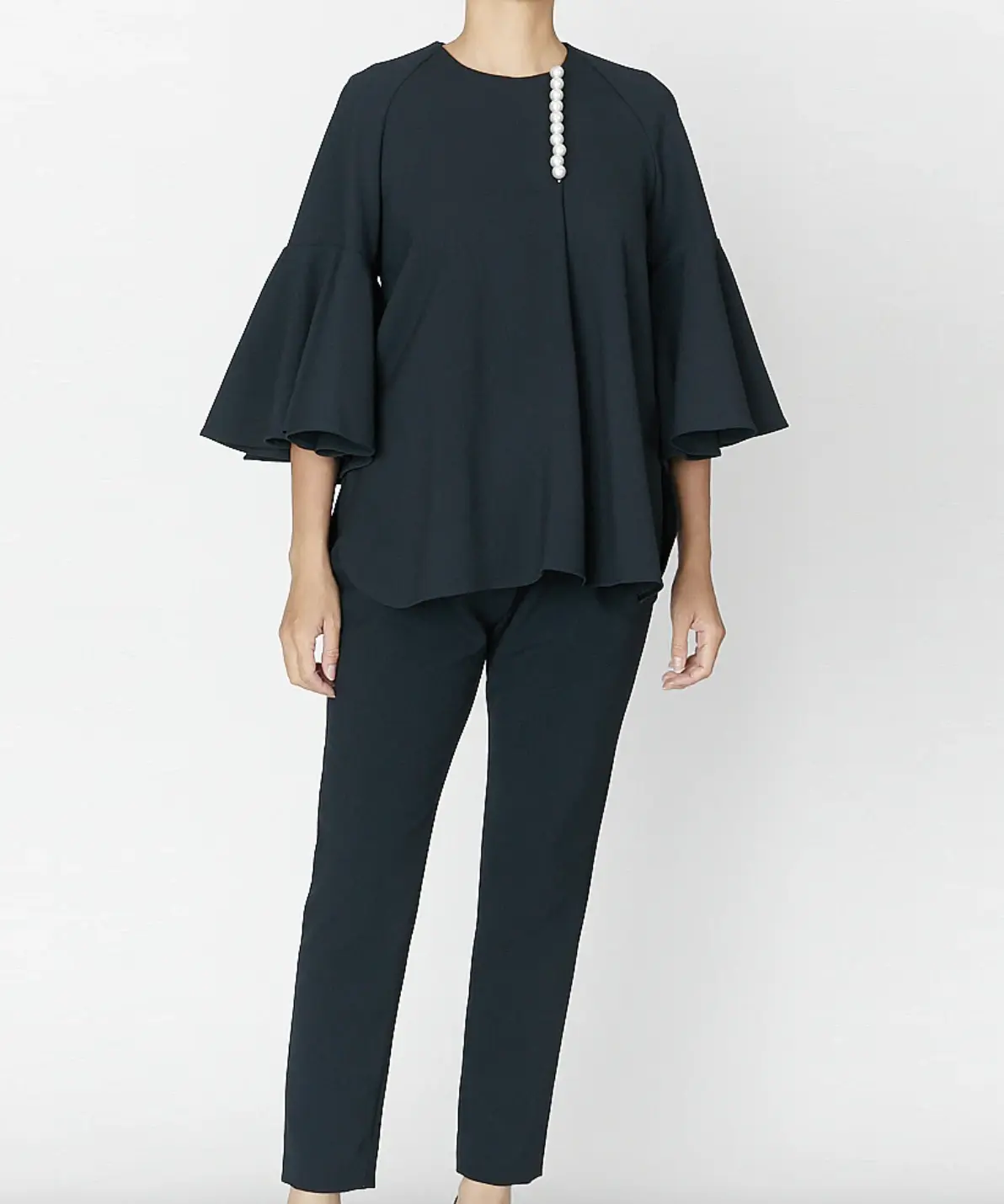 フルートスリーブパールブラウス(約6万円)ハイウェストギャザーパンツ(約5万円)